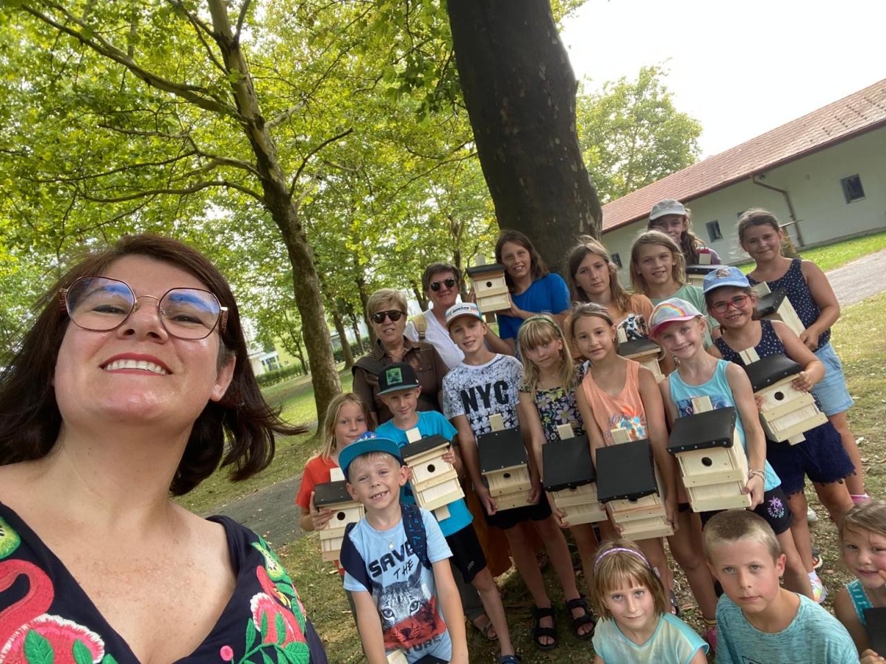 Schräges Gruppenfoto nach Nistkastenbau am Spielplatz