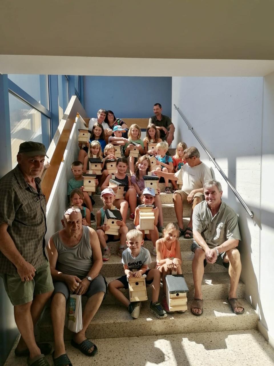 Gruppenfoto auf den Treppen der Mittelschule