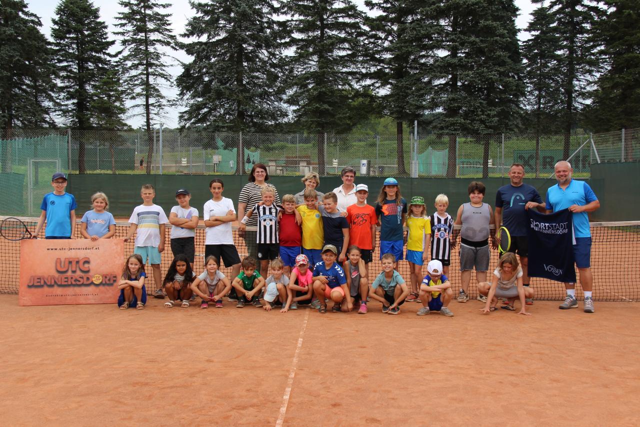 Gruppenfoto am Tennisplatz