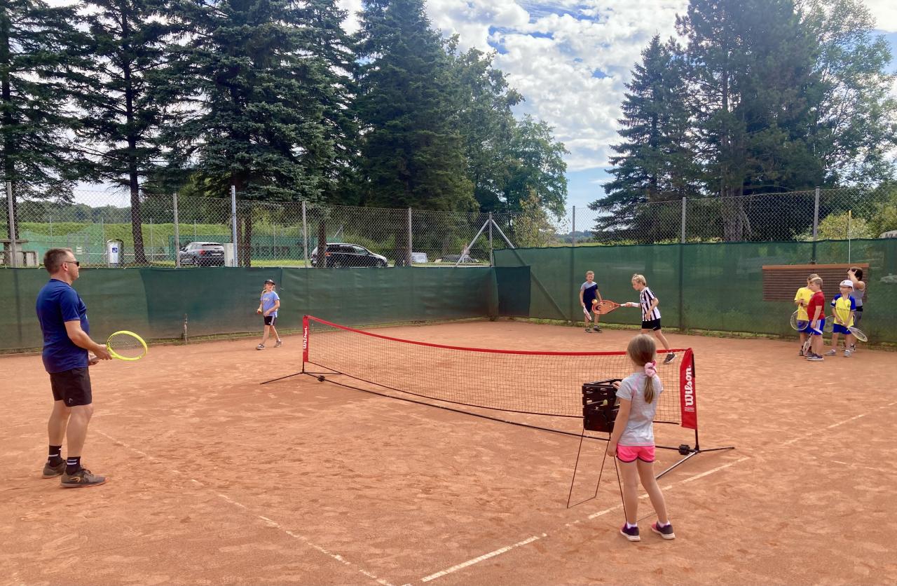 Es wird Tennis gespielt.