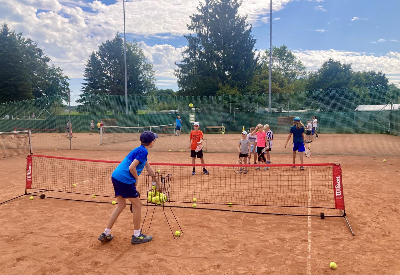 Auf dem Tennisplatz.