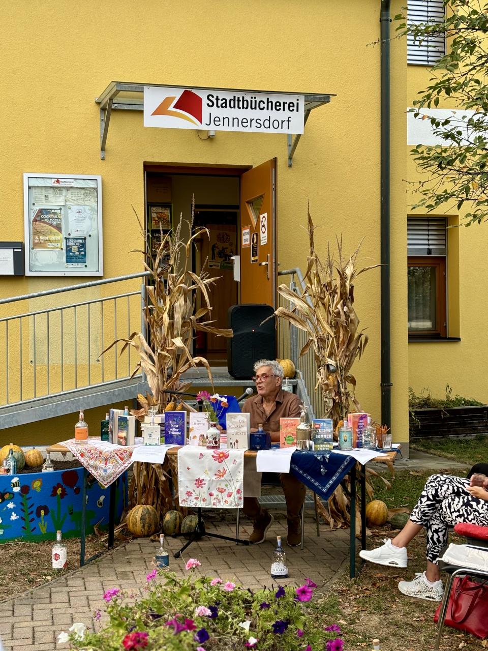 Cocktails, Love, Books and Shopping 06 09 2024 Andreas mit Büchereieingang