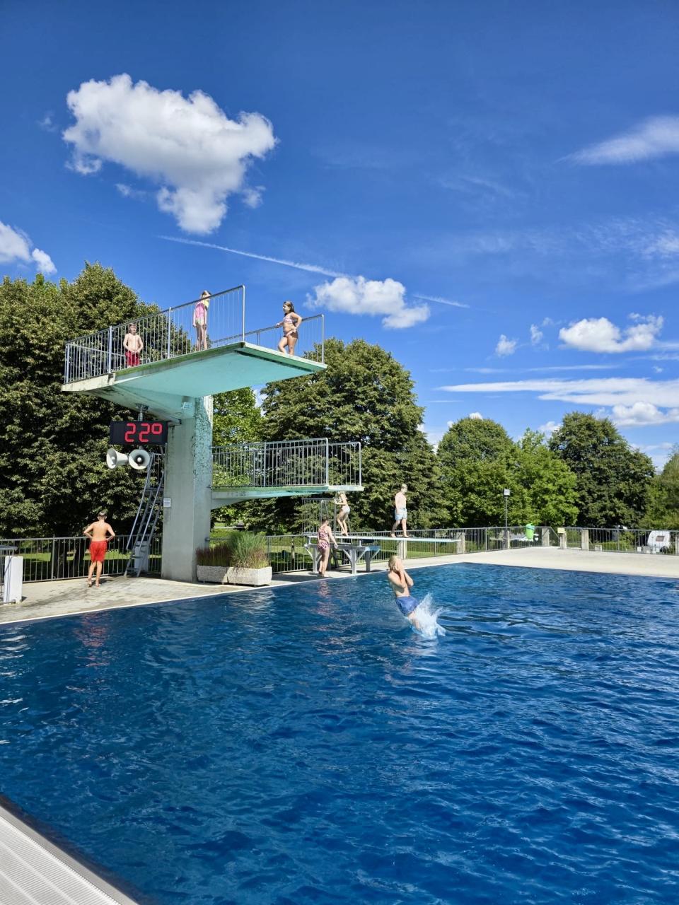 CS 30 07 2025 Freibad 5er Leopold beim Eintauchen