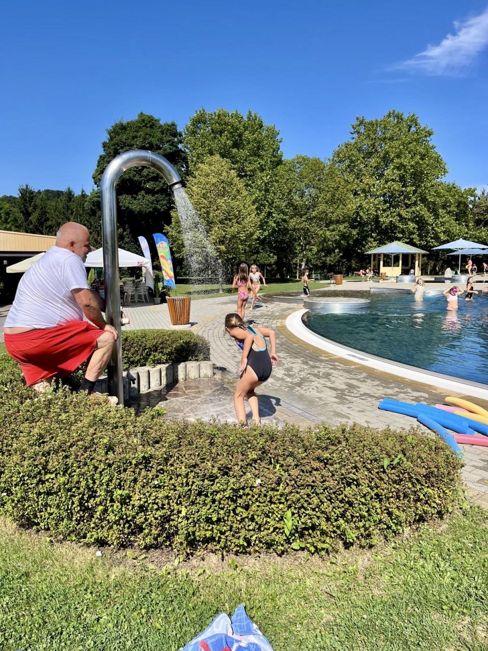 CS 30 07 2025 Freibad Duschen vor dem Baden