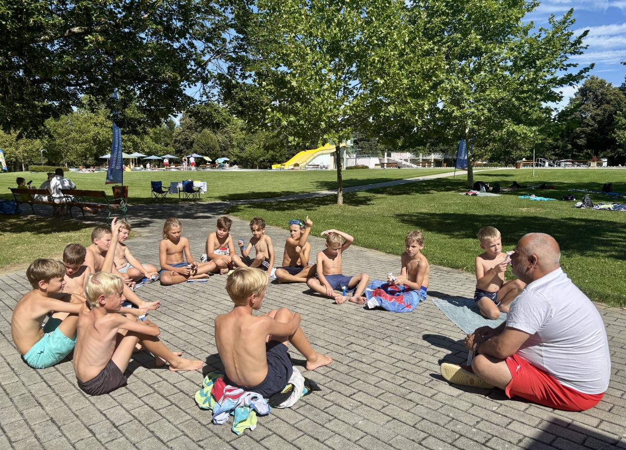 CS 30 07 2025 Freibad Sitzkreis mit Horst