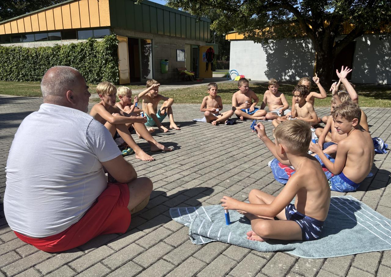 CS 30 07 2025 Freibad im Sitzkreis Jungs