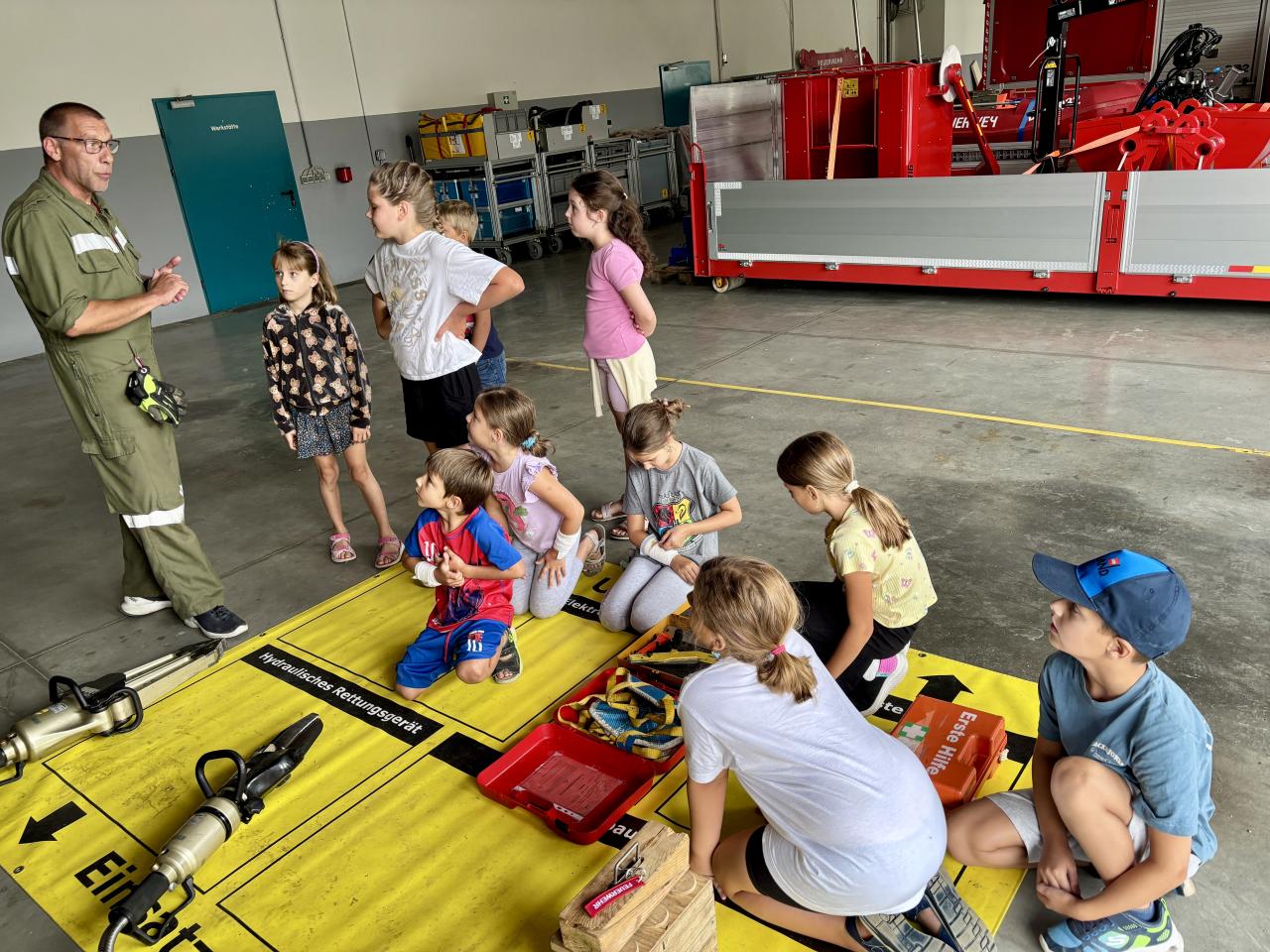 CS Feuerwehr Kinder lauschen Martin 16 07 2025