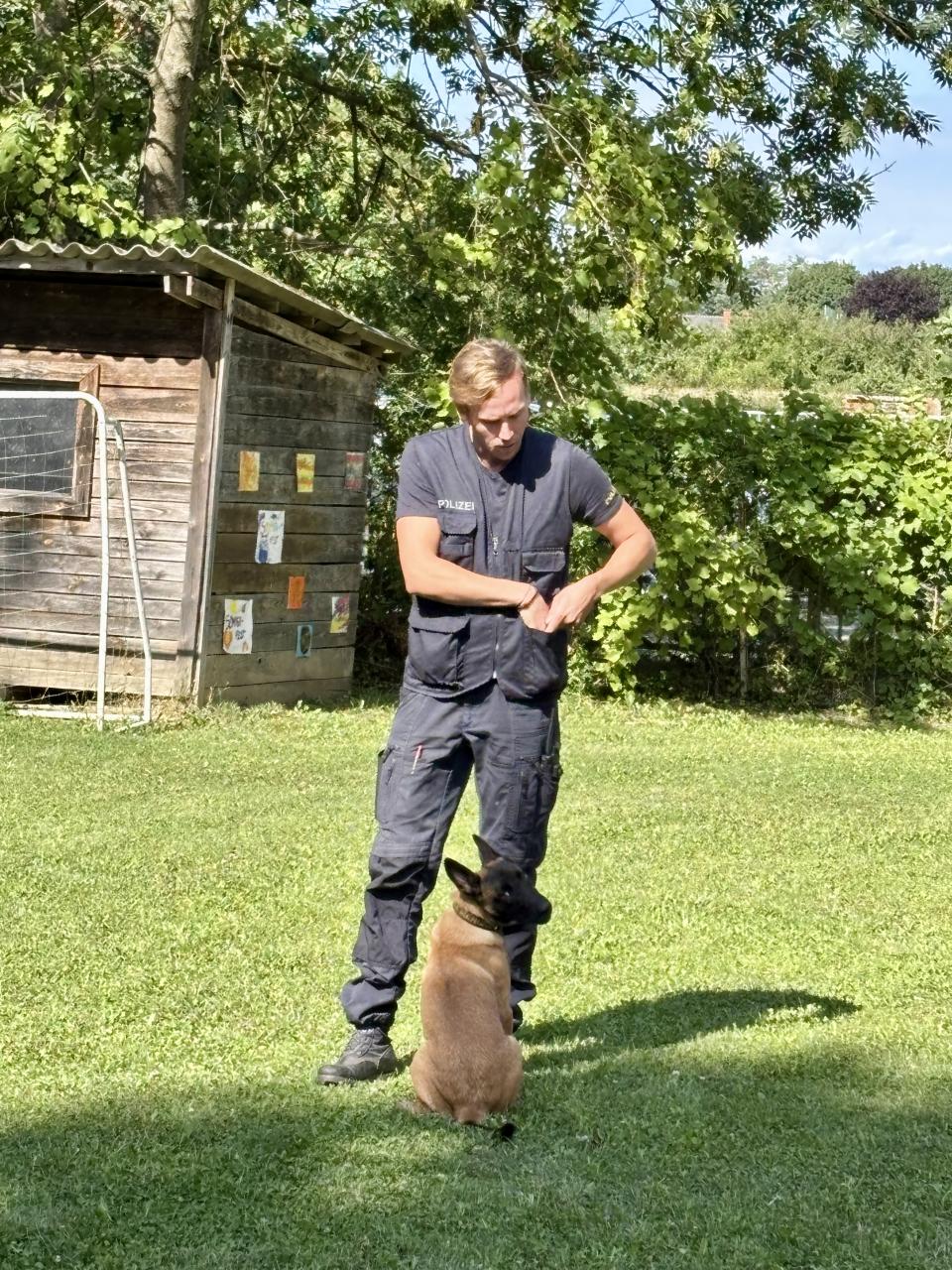 CS Polizei 23 07 2025 Dexter schaut zurück