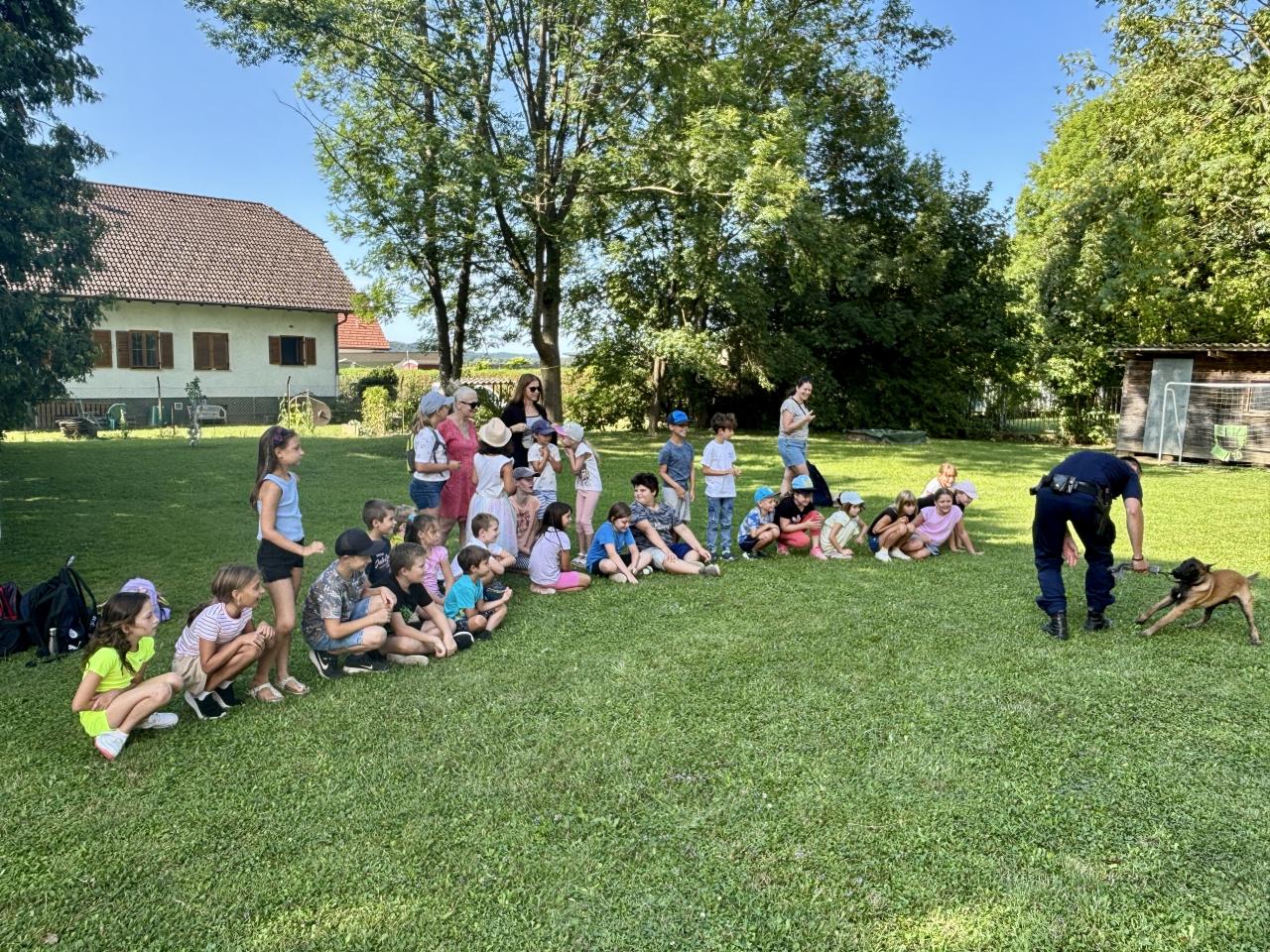 CS Polizei 23 07 2025 Kinder schauen interessiert