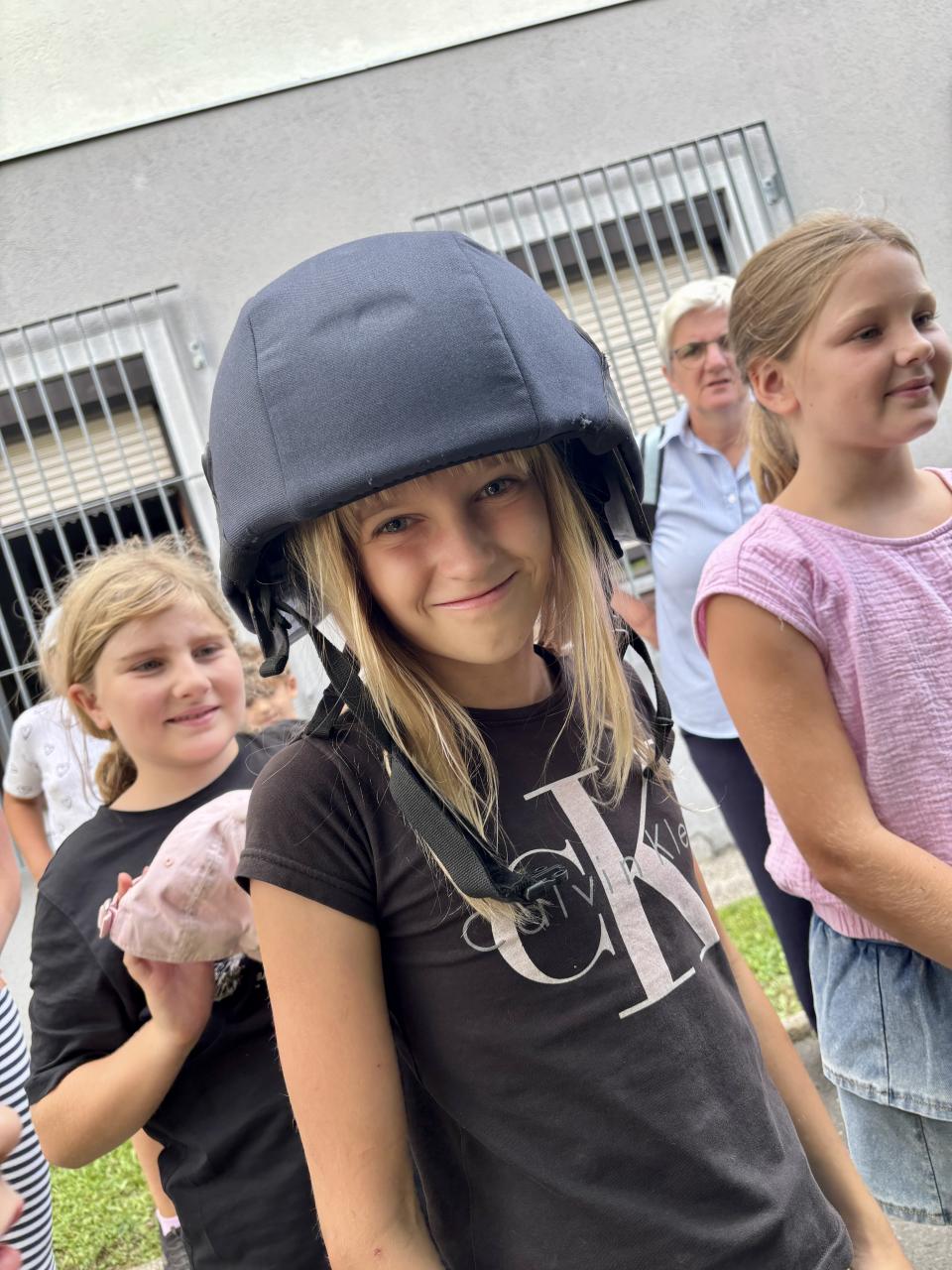 CS Polizei 23 07 2025 Sarina mit Polizeihelm