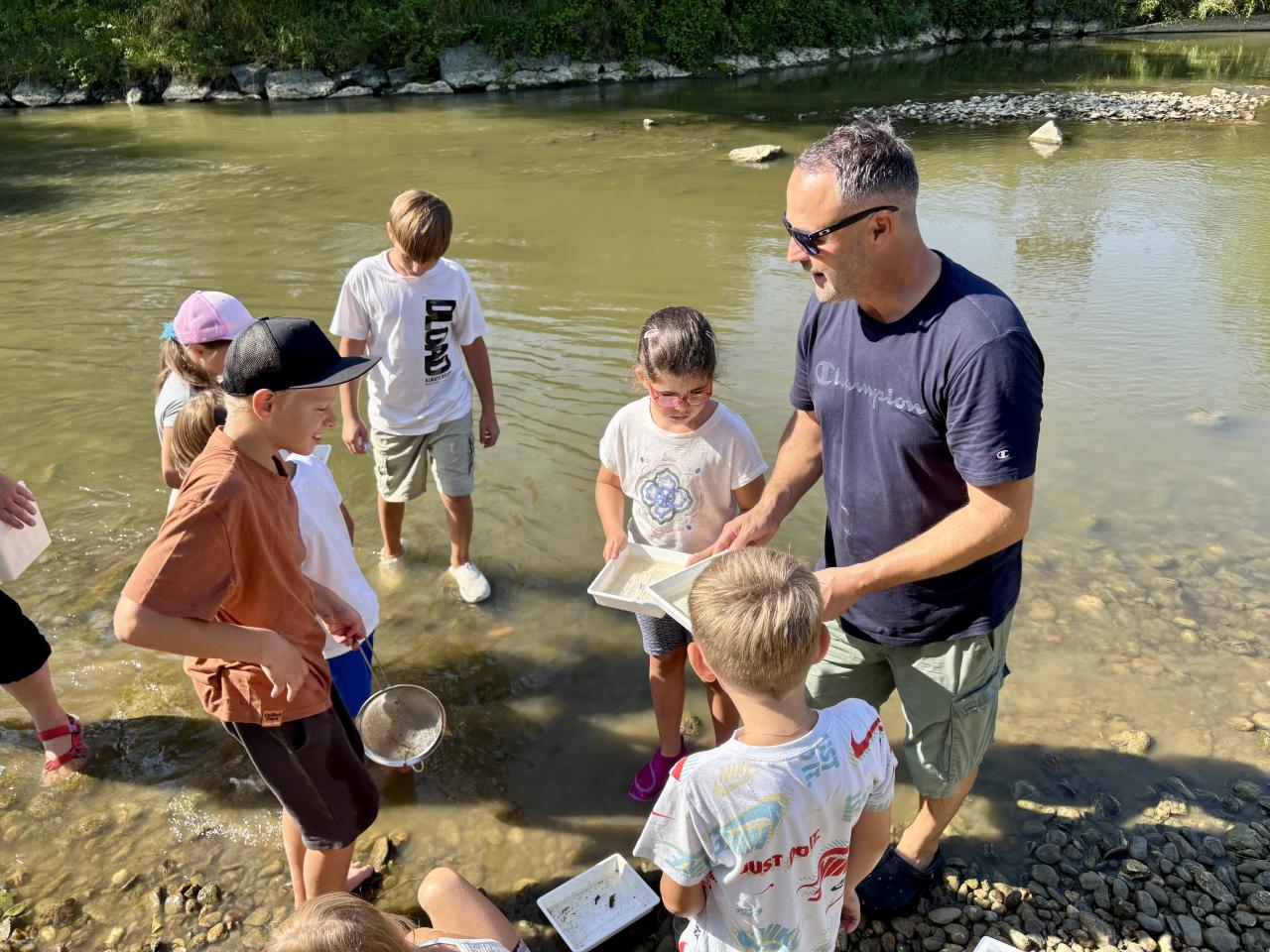 CS 13 08 2025 Fluss Andi erklärt den Kindern
