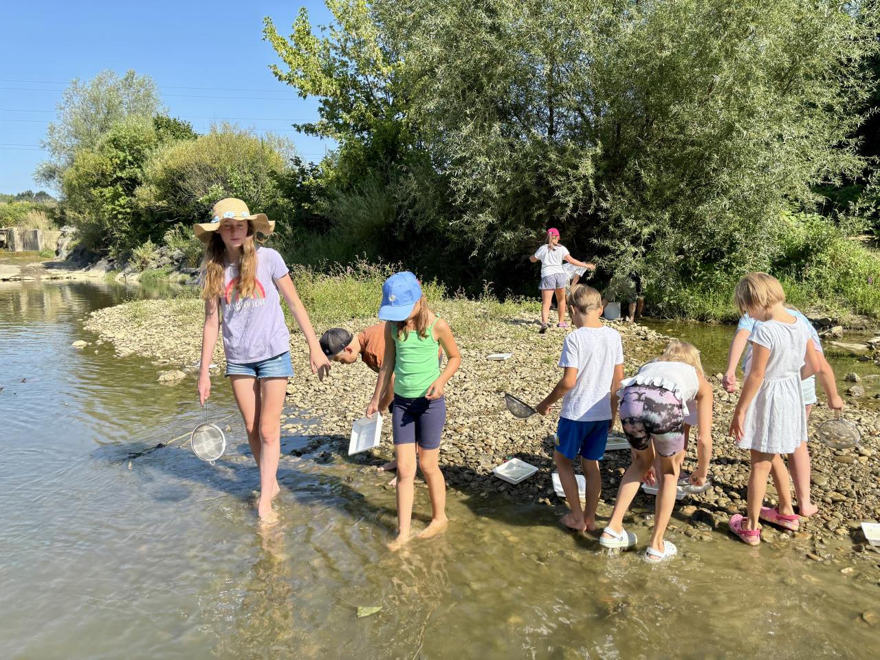CS 13 08 2025 Fluss Kinder mit Sieben und Tabletts