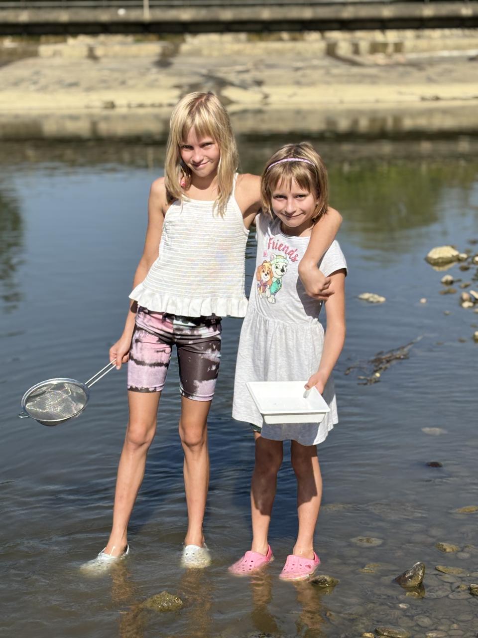 CS 13 08 2025 Fluss Sarina und Sophia mit Sieb und Tablett