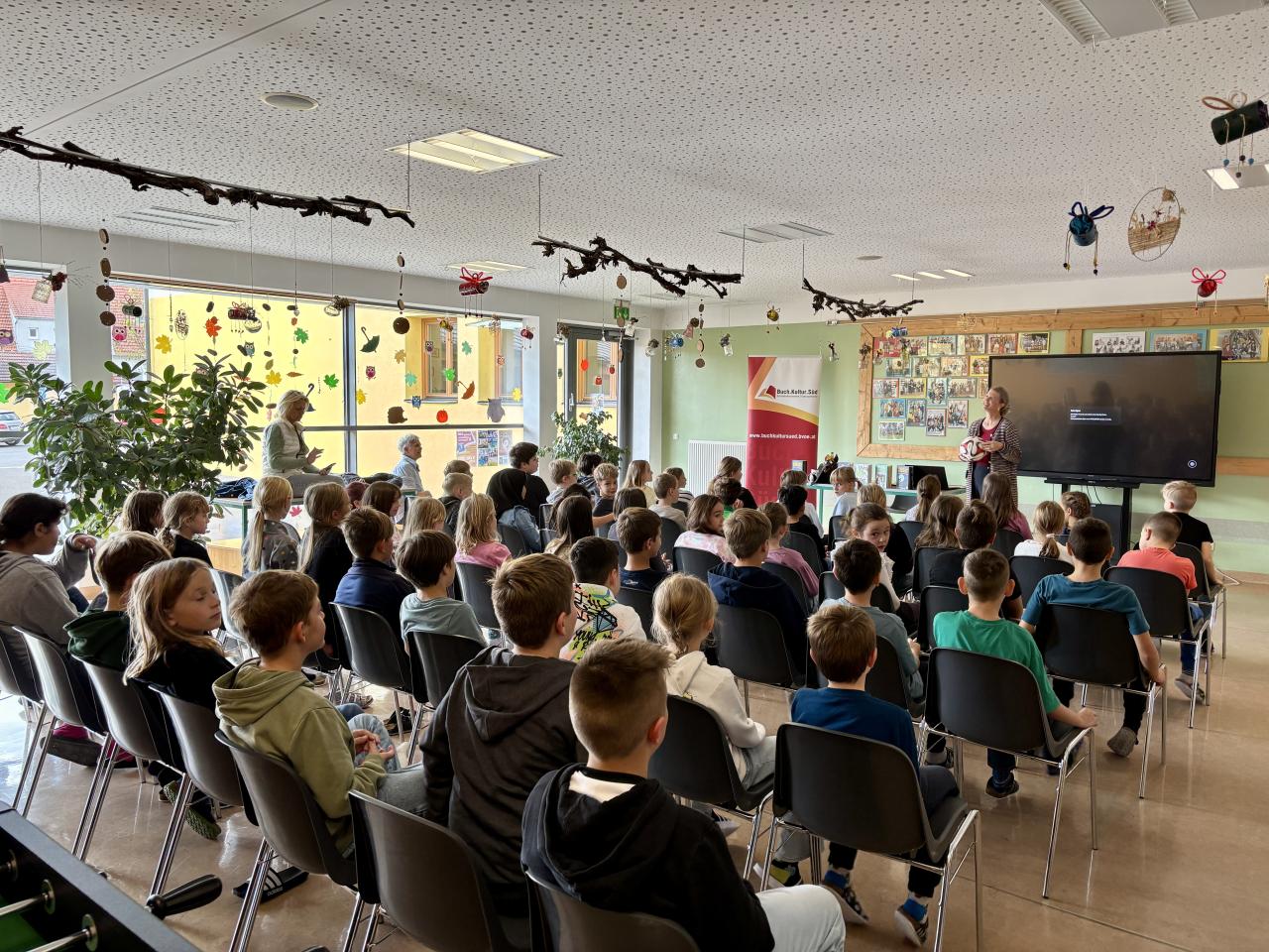 Lesereise Sonja Kaiblinger mit Fussball in der Hand 02 10 2025