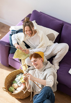 Das große Stricken Pärchen strickt freepik