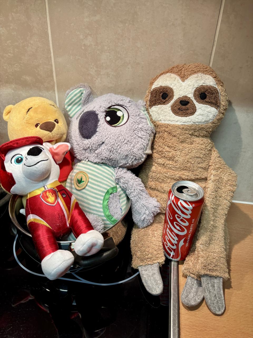 Kuscheltierübernachtungsparty Chase, Koala und Faultier trinken Cola