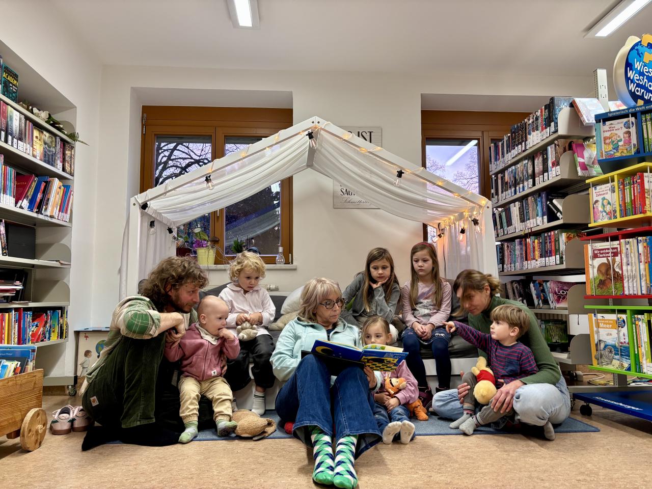 Kuscheltierübernachtungsparty Kinder lauschen gespannt