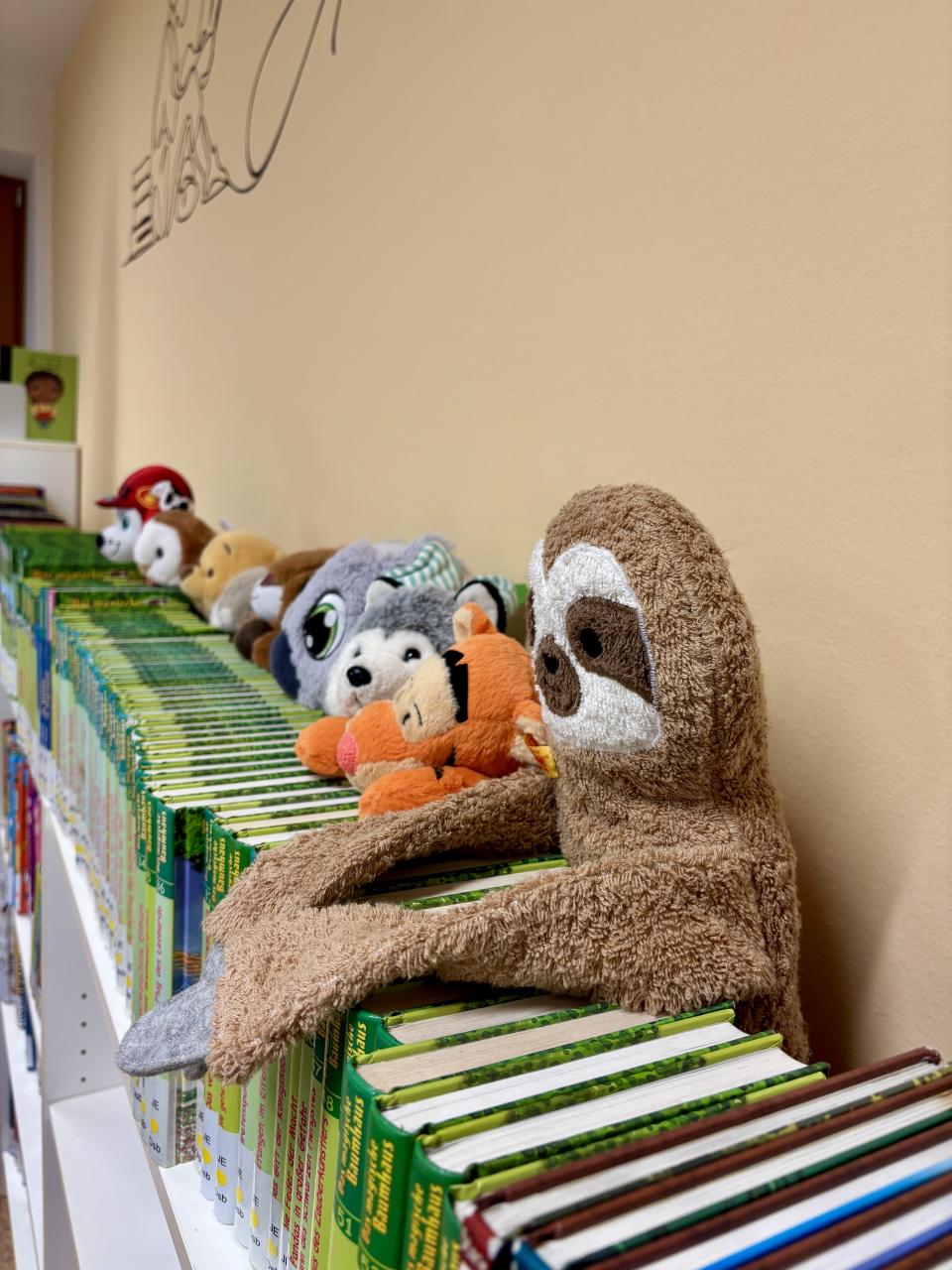 Kuscheltierübernachtungsparty Tiere aufgereiht Faultier voran