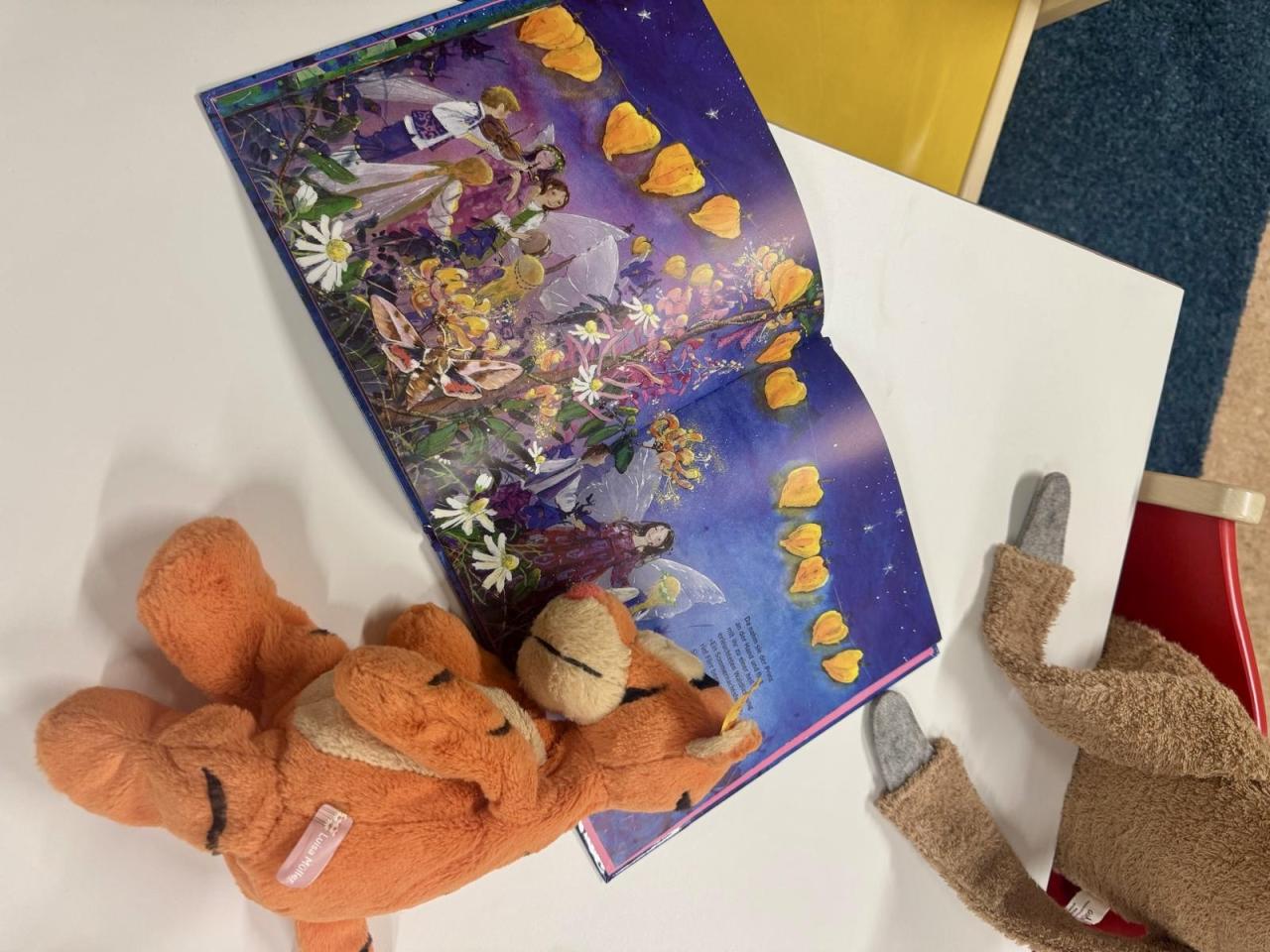 Kuscheltierübernachtungsparty Tigger ist beim Lesen eingeschlafen