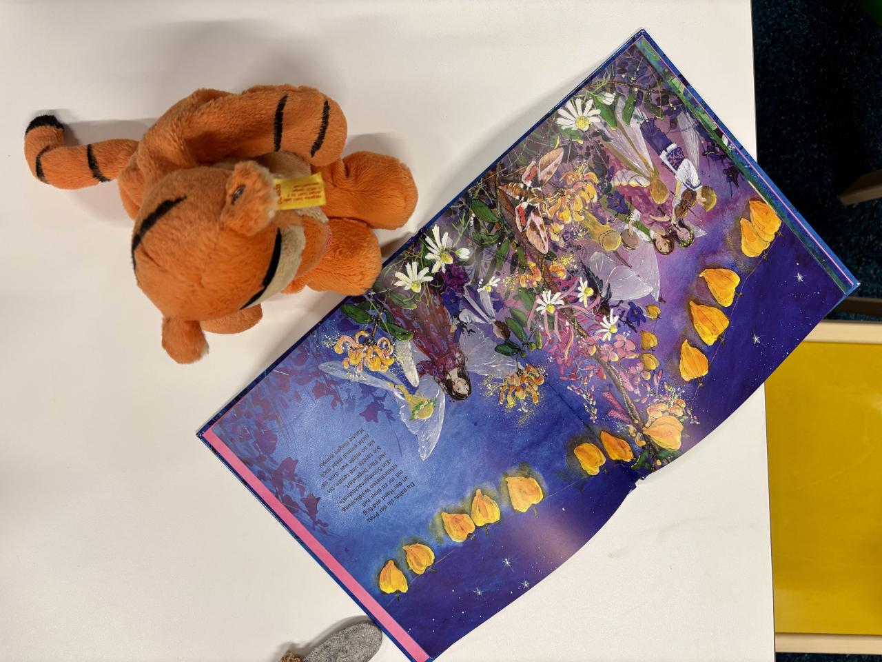 Kuscheltierübernachtungsparty Tigger liest Buch über Elfen