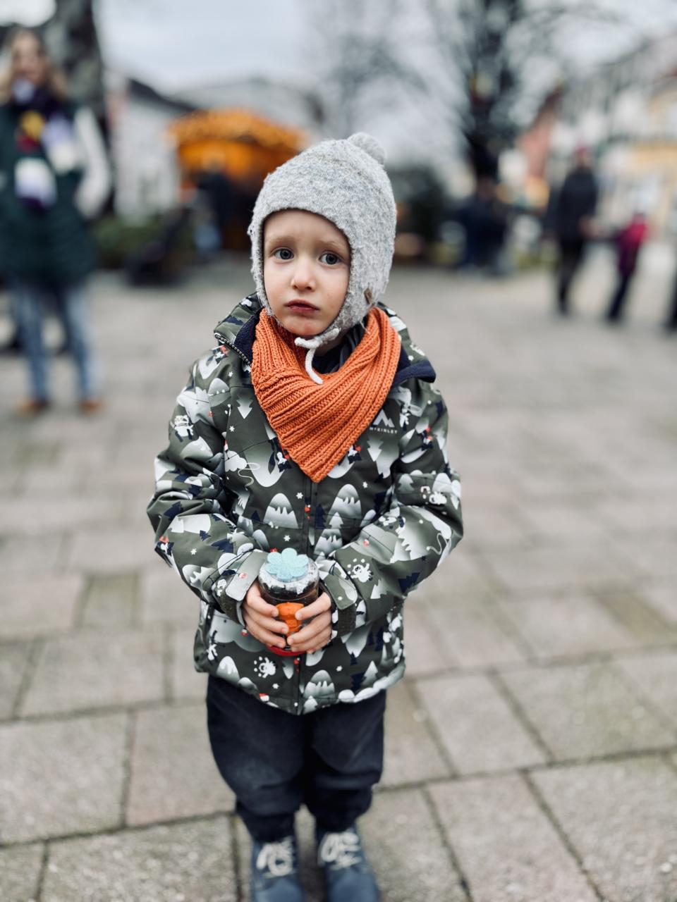 Adventzauber Bub präsentiert seine Schneekugel