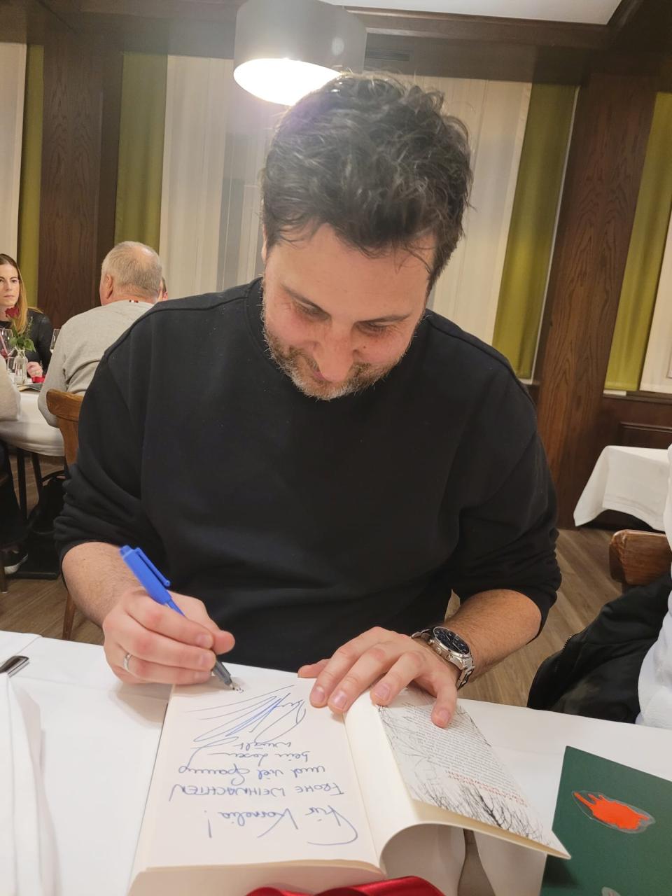 D, B, C & S Roman Klementovic beim Signieren 28 11 2025