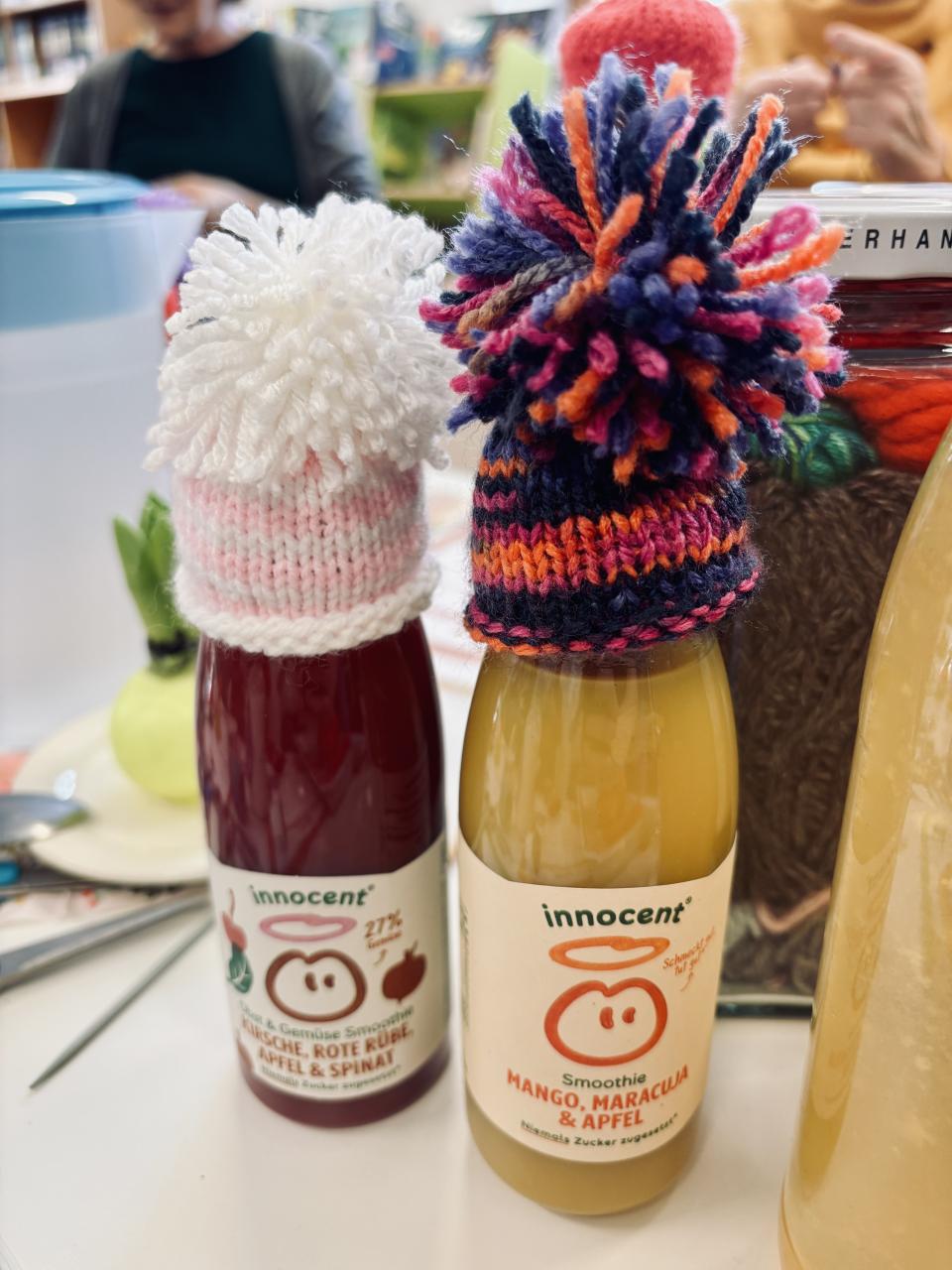 Das große Stricken Jänner 2026 Mützchen auf Smoothieflaschen