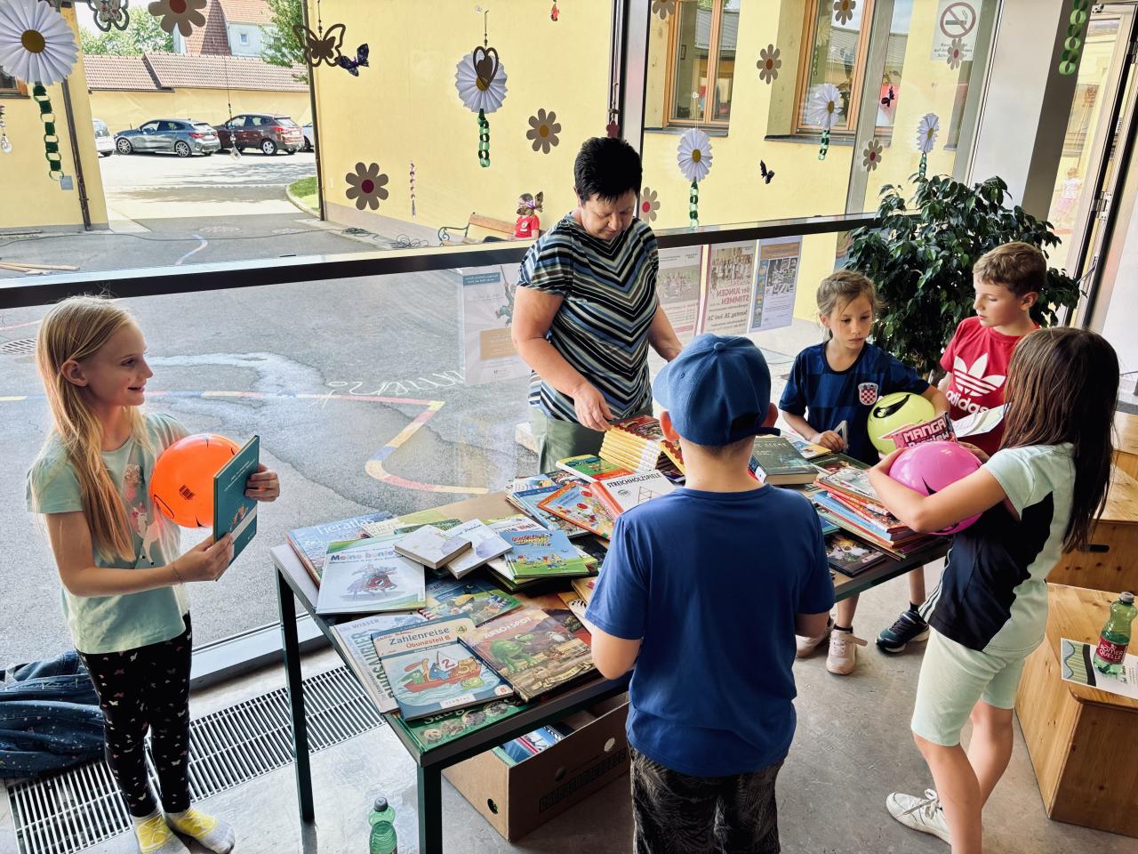Tag des Kindes 15 06 2026 Renate verteilt Bücher an die Kinder