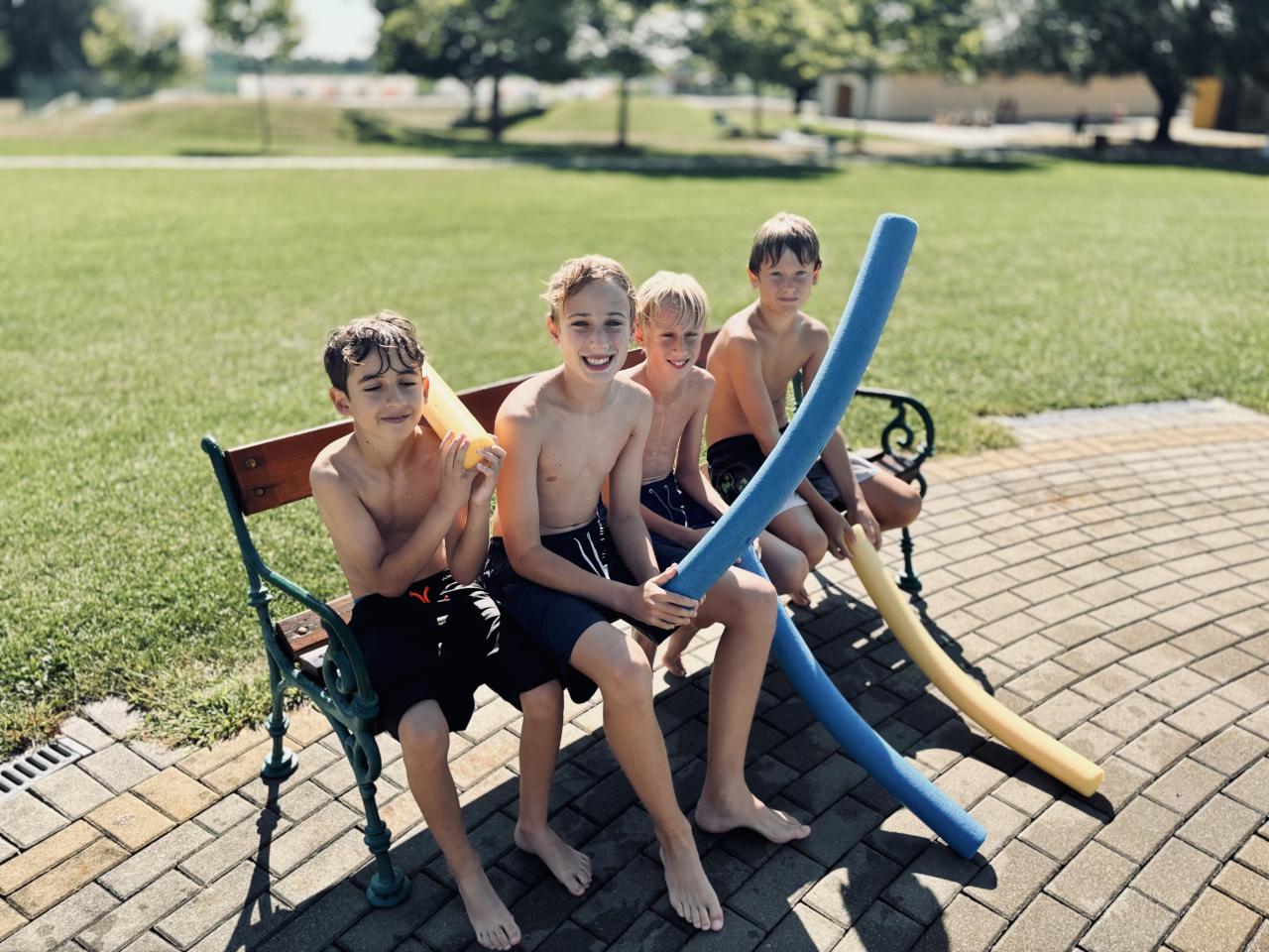 CS Freibad vier Jungs auf der Bank 29 07 2026