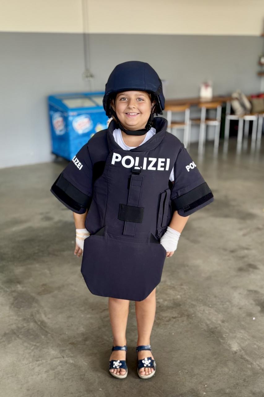 CS Polizei Marie-Sophie mit kugelsicherer Weste