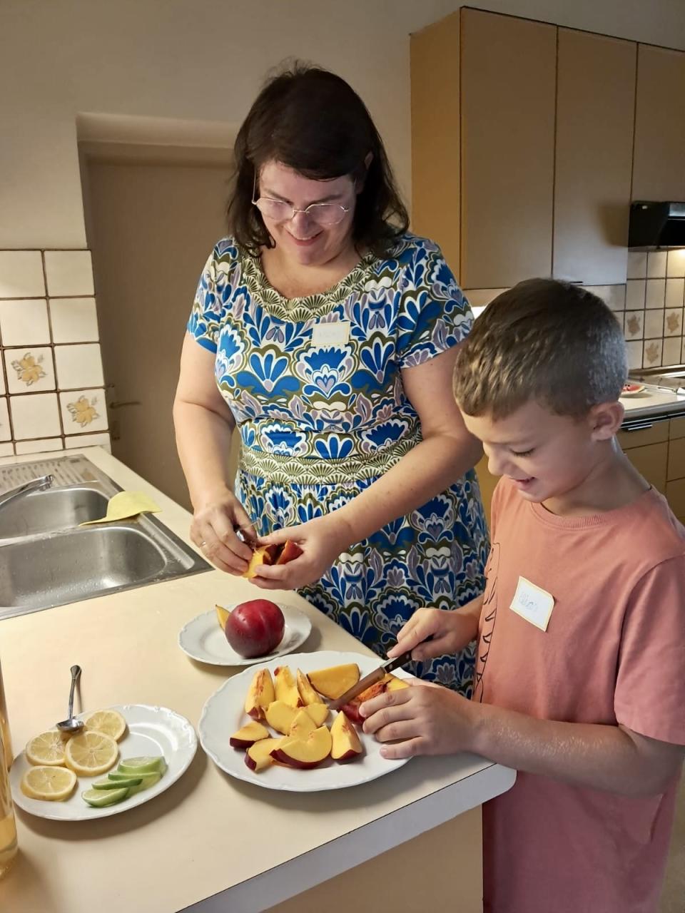CS 19 08 2026 Elias und Michaela beim Obst schneiden