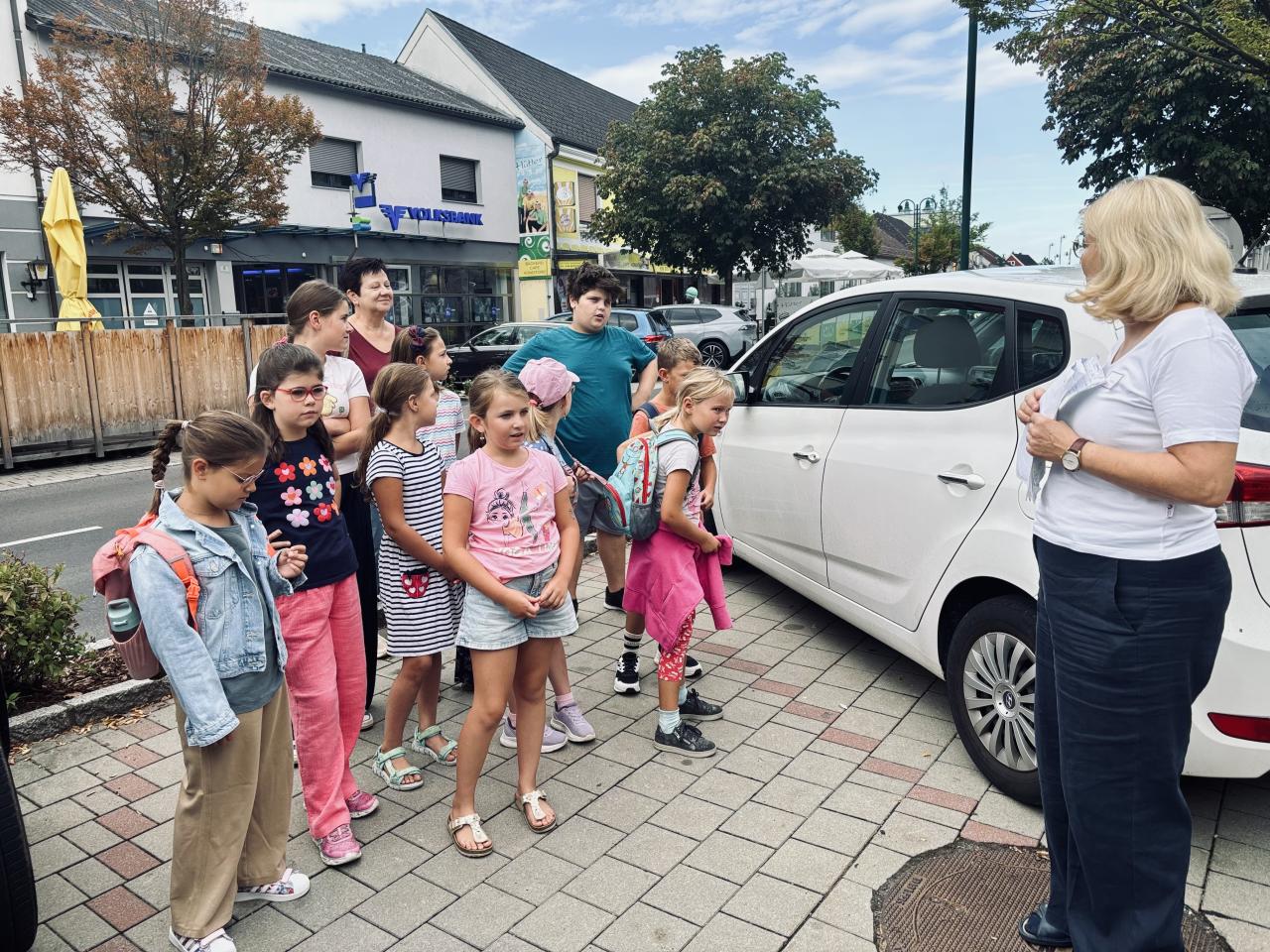 CS 19 08 2026 Susanna, Renate und die Kids am Parkplatz