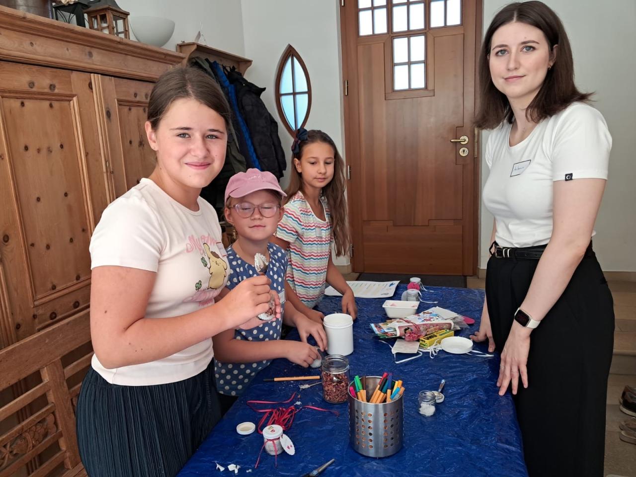 CS 19 08 2026 Valentina, Emma und Theresa beim Badesalz mischen