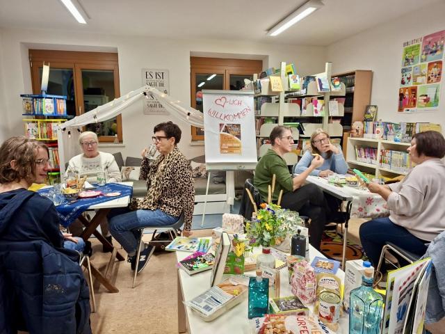 Pub-Quiz Foto von 2 Teams mit Preistisch 21 10 2025