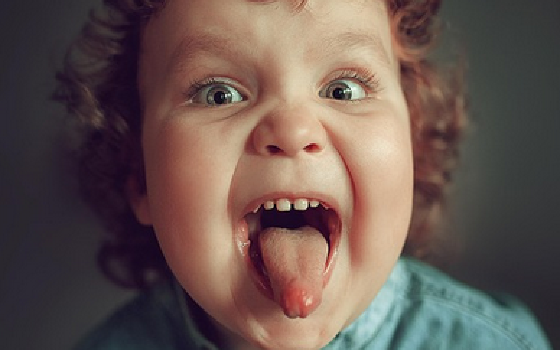 Kind streckt Zunge heraus