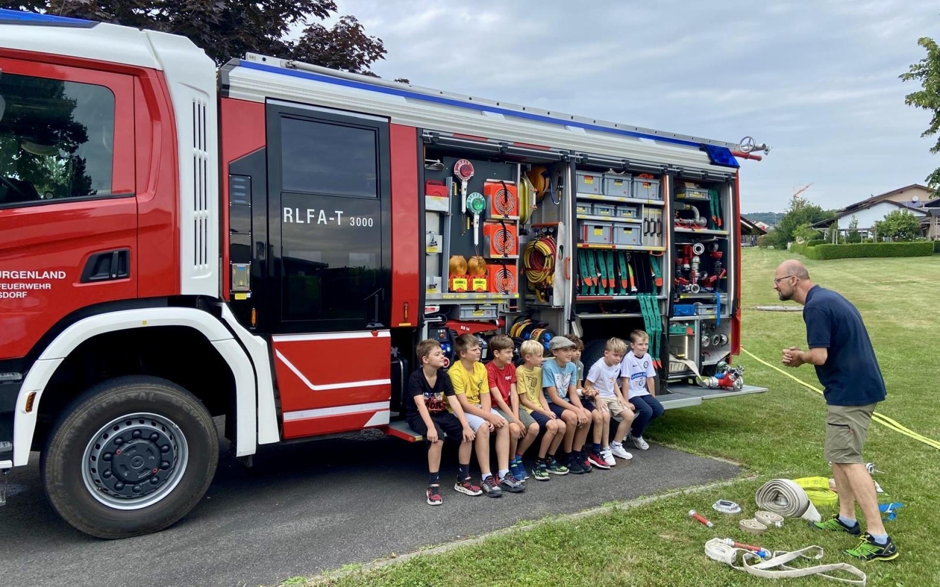 Feuerwehr Jungs sitzen beim Feuerwehrwage