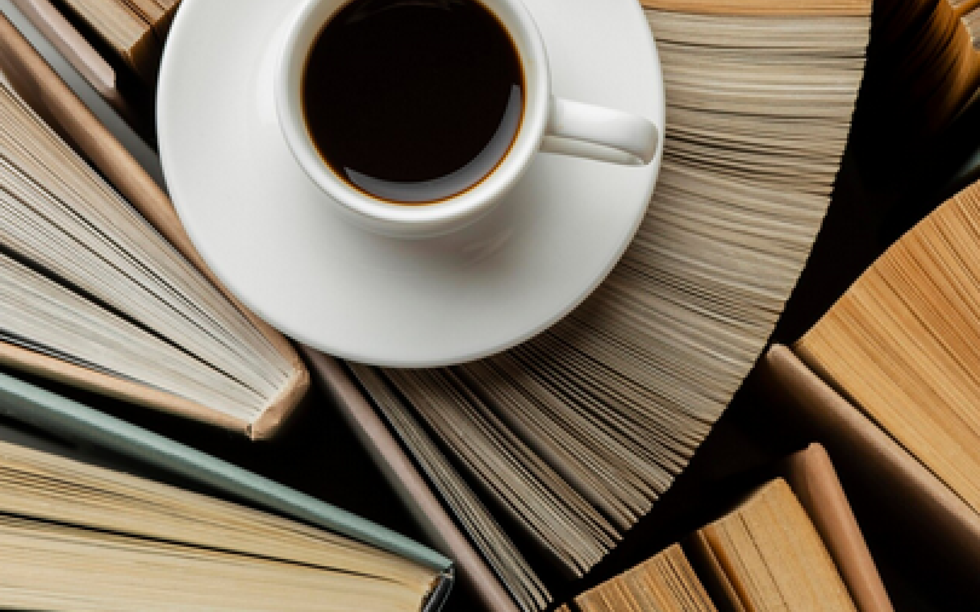 Bücher und Kaffee von oben fotografier
