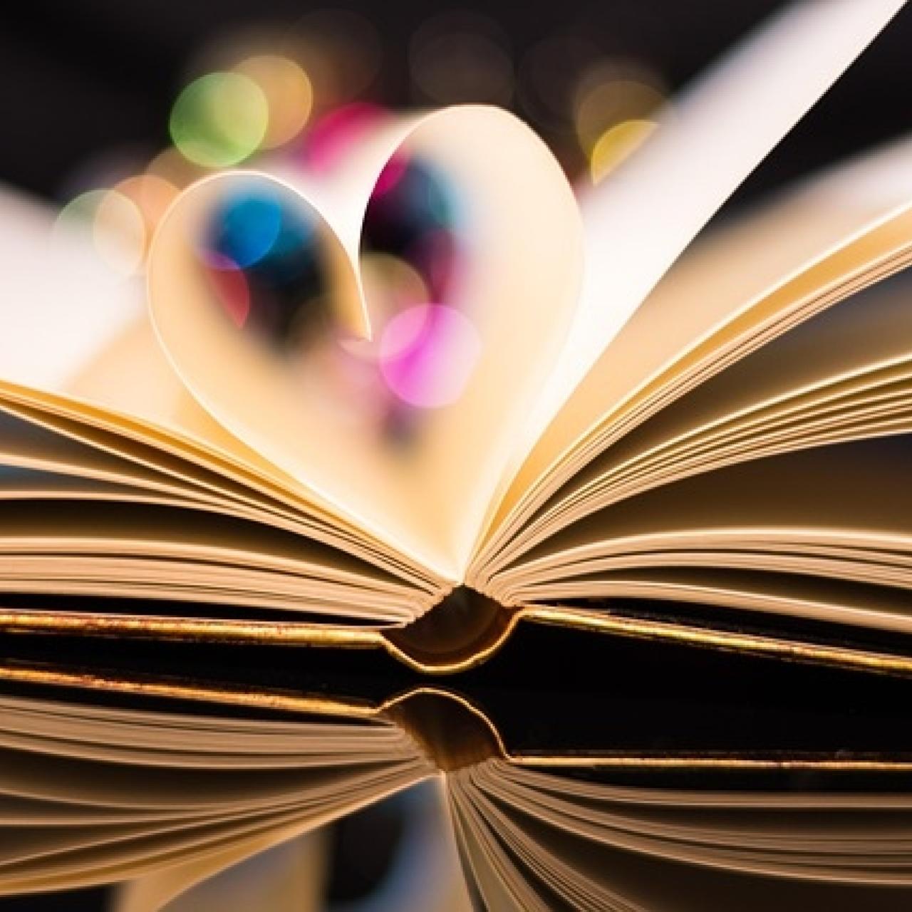 Buch offen Herz bunt