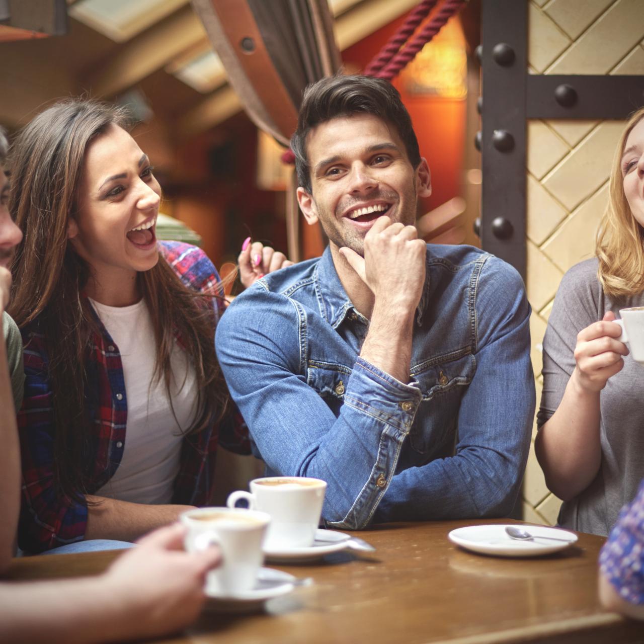 Menschen lachend am Tisch