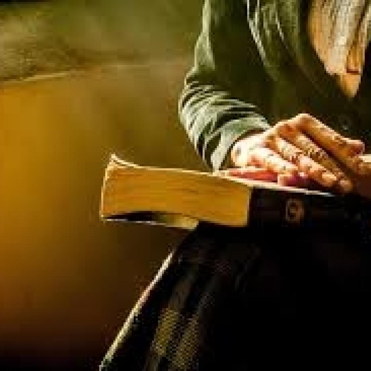 Buch liegt auf Oberschenkel