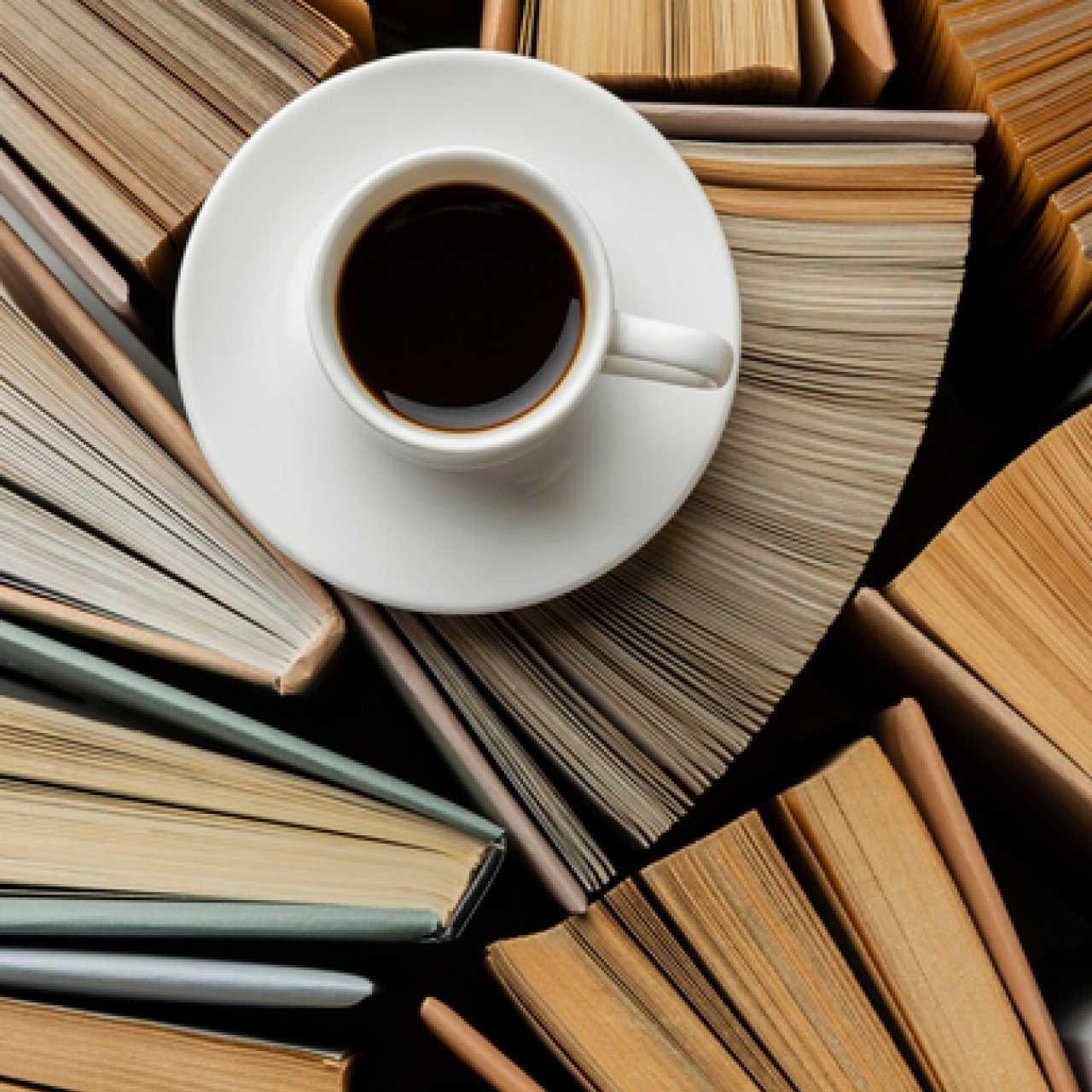Bücher und Kaffee von oben fotografier